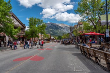 Canmore, Alberta - 21 Haziran 2020: Canmore Alberta 'da ana cadde boyunca bakın. Covid-19 kapandıktan sonra sokak trafiğe kapatıldı..