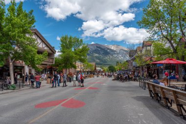 Canmore, Alberta - 21 Haziran 2020: Canmore Alberta 'da ana cadde boyunca bakın. Covid-19 kapandıktan sonra sokak trafiğe kapatıldı..