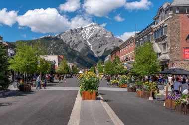 Banff, Alberta - 21 Haziran 2020: Banff Bulvarı boyunca Banff kasabasında güzel bir günde. Banff Bulvarı, Coronavirus salgınından sonra açılan araç trafiği nedeniyle kapatıldı..