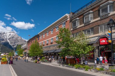 Banff, Alberta - 21 Haziran 2020: Banff Bulvarı boyunca Banff kasabasında güzel bir günde. Banff Bulvarı, Coronavirus salgınından sonra açılan araç trafiği nedeniyle kapatıldı..