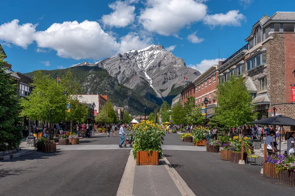 Banff Alberta Június 2020 Kilátás Banff Avenue Város Banff Egy — Stock Fotó