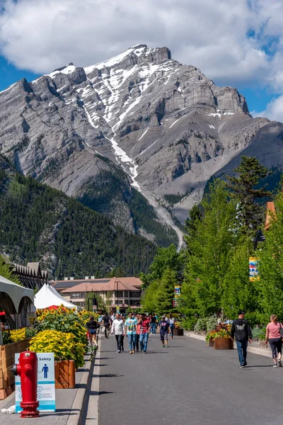 Banff Alberta Június 2020 Kilátás Banff Avenue Város Banff Egy — Stock Fotó