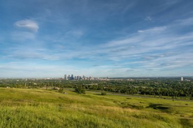 Calgary ve şehir merkezinin Nose Hill Parkı 'ndaki manzarası.