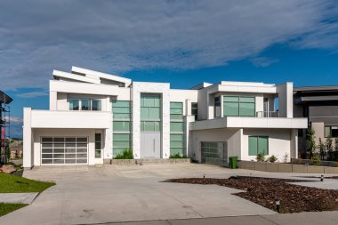 Calgary, Kanada 'da lüks bir banliyö evi manzarası.