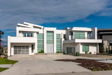 Calgary, Kanada 'da lüks bir banliyö evi manzarası.