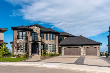 Calgary, Kanada 'da lüks bir banliyö evi manzarası.
