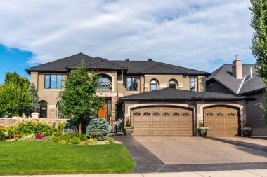 Calgary, Kanada 'da lüks bir banliyö evi manzarası.