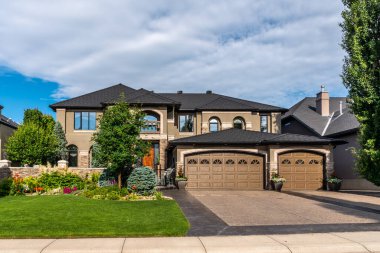 Calgary, Kanada 'da lüks bir banliyö evi manzarası.