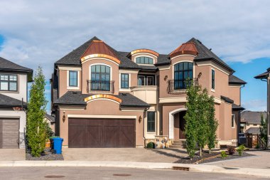 Calgary, Kanada 'da lüks bir banliyö evi manzarası.