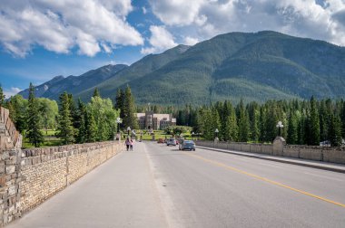 Banff, Alberta - 3 Temmuz 2020: Yazın Banff Alberta 'da Banff Caddesi manzarası. Banff, Banff Ulusal Parkı 'nın ana kenti ve bölgede bir turizm merkezidir..