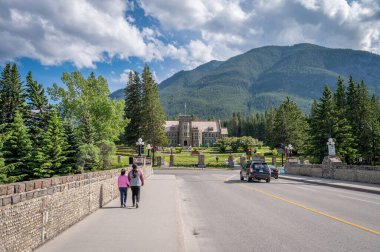 Banff, Alberta - 3 Temmuz 2020: Yazın Banff Alberta 'da Banff Caddesi manzarası. Banff, Banff Ulusal Parkı 'nın ana kenti ve bölgede bir turizm merkezidir..