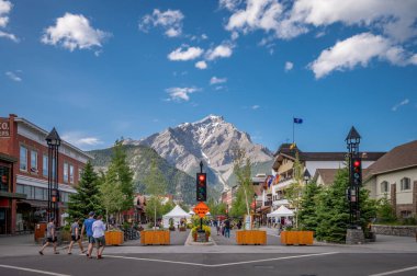 Banff, Alberta - 3 Temmuz 2020: Yazın Banff Alberta 'da Banff Caddesi manzarası. Banff, Banff Ulusal Parkı 'nın ana kenti ve bölgede bir turizm merkezidir..