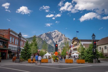 Banff, Alberta - 3 Temmuz 2020: Yazın Banff Alberta 'da Banff Caddesi manzarası. Banff, Banff Ulusal Parkı 'nın ana kenti ve bölgede bir turizm merkezidir..