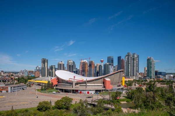 卡尔加里 艾伯塔省 2020年7月5日 夏天在阿尔伯塔省卡尔加里的Scotiabank Saddledome 背景为天际线 Scotiabank是Nhl的主要赞助商 — 图库照片