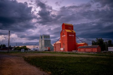 Nanton, Alberta - 17 Temmuz 2020 Nanton Alberta 'da asansör sırası yaz fırtınaları eserken. Bu tahıl asansörleri miras olarak korunmuş..
