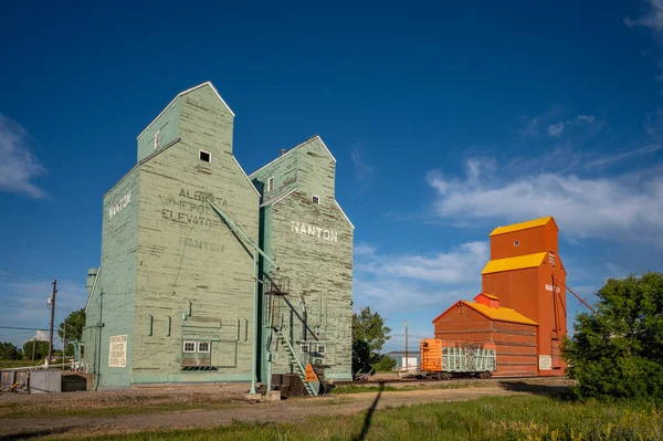 Nanton Alberta 2020 Elevator Row Nanton Alberta 아름다운 여름날 창고들은 — 스톡 사진