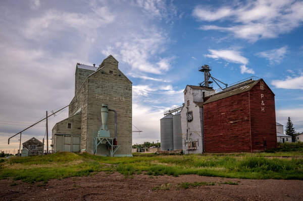 Три холма, Альберта - июль 2020 года: заброшенные лифты, обветшавшие в маленькой сельской общине Три холма.