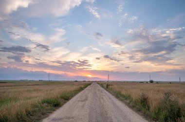 Gün batımında kırsal bir yola bak..