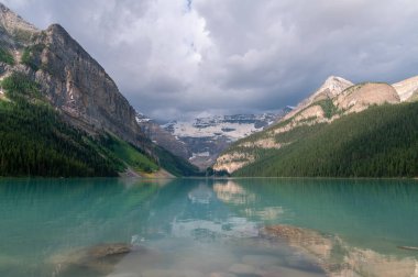 Alberta 'daki Banff Ulusal Parkı' nda Louise Gölü manzarası.