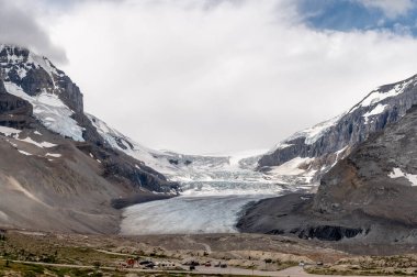 Jasper Ulusal Parkı, Alberta Kanada 'daki Columbia buz sahalarının manzarası.