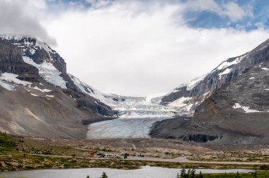 Jasper Ulusal Parkı, Alberta Kanada 'daki Columbia buz sahalarının manzarası.