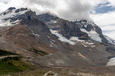 Jasper Ulusal Parkı, Alberta Kanada 'daki Columbia buz sahalarının manzarası.