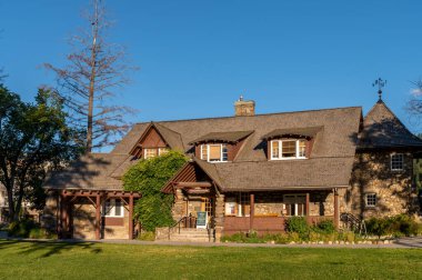 Jasper, Alberta - 3 Ağustos 2020: Jasper Park Bilgi Merkezi.