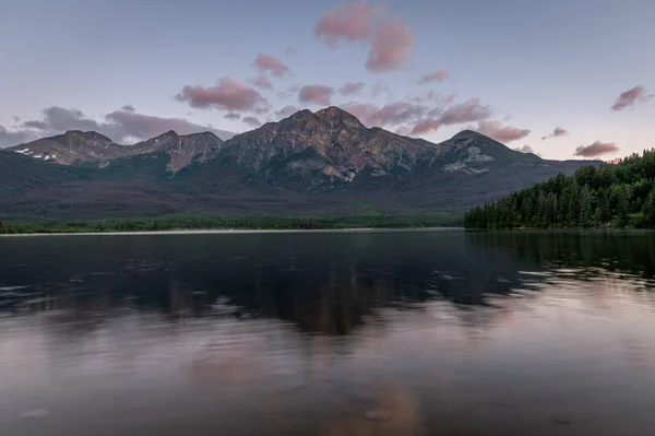 View Pyramid Lake Jasper National Park Sunrise — Stock Photo, Image