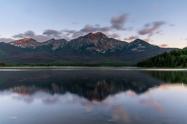 Uitzicht Pyramide Lake Jasper National Park Bij Zonsopgang — Stockfoto