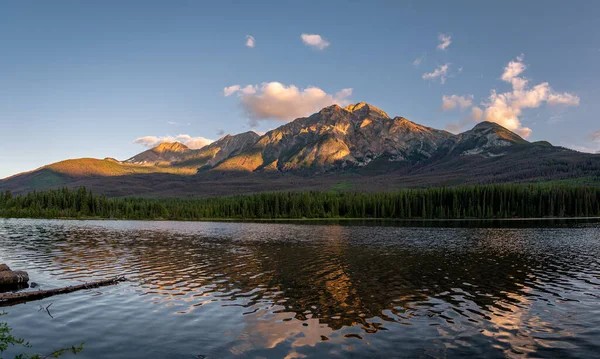 Uitzicht Pyramide Lake Jasper National Park Bij Zonsopgang — Stockfoto