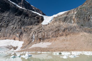 Melek Buzulu Jasper Ulusal Parkı 'ndaki Edith Dağı' nın altındaki bir uçurumda asılı duruyor.