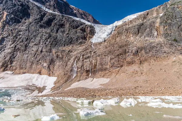 加拿大贾斯珀国家公园伊迪斯卡维尔山下的悬崖上悬挂着天使冰川 — 图库照片