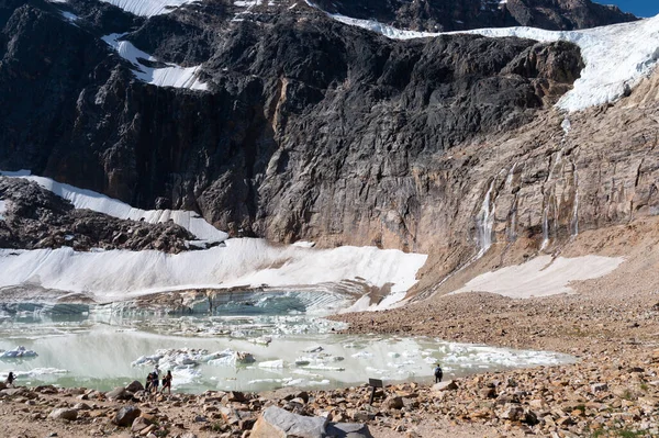 Льодовик Ангел Звисає Над Скелею Під Горою Едіт Кавелл Національному — стокове фото
