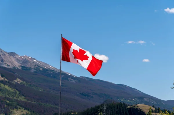 Bandeira Canadense Com Céu Azul Parque Nacional Jasper — Fotografia de Stock