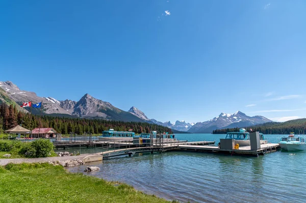Jasper Alberta Kanada 2018 Július Turistahajók Maligne Tónál Jasper Nemzeti — Stock Fotó
