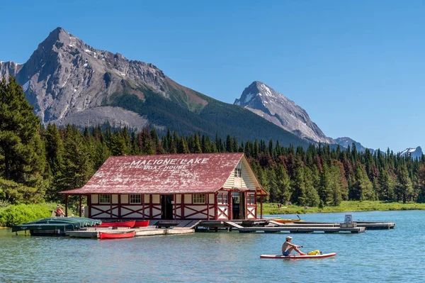 Jasper National Park Αυγούστου 2020 Σπίτι Βάρκα Στη Διάσημη Λίμνη — Φωτογραφία Αρχείου