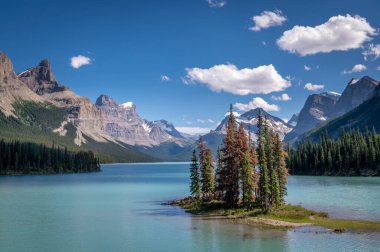 Maligne Gölü 'ndeki Spirit Adası, Jasper Ulusal Parkı, Alberta, Kanada.
