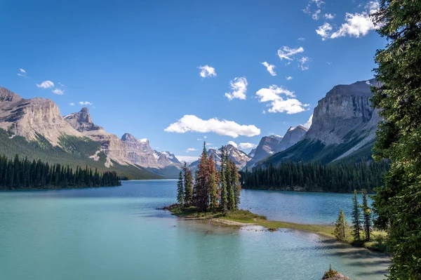 Maligne Gölü Ndeki Spirit Adası Jasper Ulusal Parkı Alberta Kanada — Stok fotoğraf