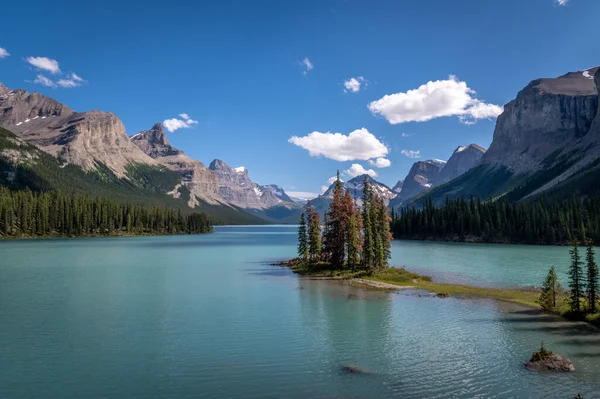 加拿大艾伯塔省贾斯珀国家公园Maligne湖中的精神岛 — 图库照片