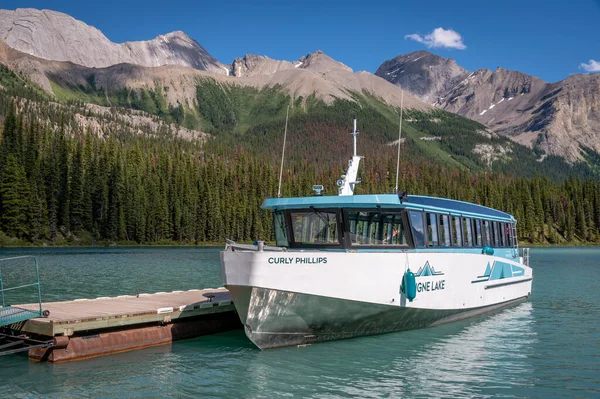 Jasper National Park August 2020 Tour Boat Parked Spirit Island — Stock Photo, Image