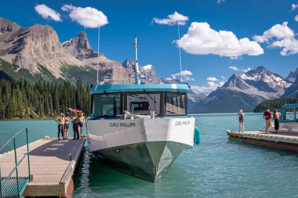 Jasper Nationalpark August 2020 Ausflugsboot Parkt Auf Spirit Island Maligne — Stockfoto