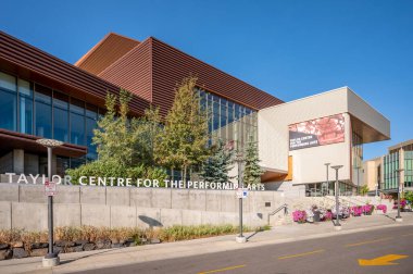 Calgary, Alberta - 4 Eylül 2020: Calgary 'deki Mount Royal Üniversitesi kampüsündeki Taylor Sahne Sanatları Merkezi. MRU Calgary 'nin en büyük üniversitelerinden biri.