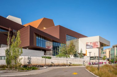 Calgary, Alberta - 4 Eylül 2020: Calgary 'deki Mount Royal Üniversitesi kampüsündeki Taylor Sahne Sanatları Merkezi. MRU Calgary 'nin en büyük üniversitelerinden biri.