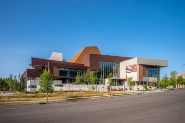 Calgary, Alberta - 4 Eylül 2020: Calgary 'deki Mount Royal Üniversitesi kampüsündeki Taylor Sahne Sanatları Merkezi. MRU Calgary 'nin en büyük üniversitelerinden biri.