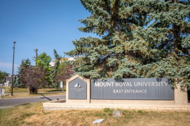 Calgary, Alberta - 4 Eylül 2020: Calgary, Alberta 'daki Royal Üniversitesi' ne giriş işareti. MRU Calgary 'nin en büyük ikinci üniversitesi..