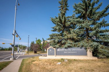 Calgary, Alberta - 4 Eylül 2020: Calgary, Alberta 'daki Royal Üniversitesi' ne giriş işareti. MRU Calgary 'nin en büyük ikinci üniversitesi..