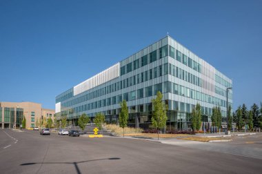 Calgary 'deki Mount Royal Üniversitesi kampüsündeki Riddell Kütüphanesi ve Öğrenme Merkezi. MRU Calgary 'nin en büyük üniversitelerinden biri.