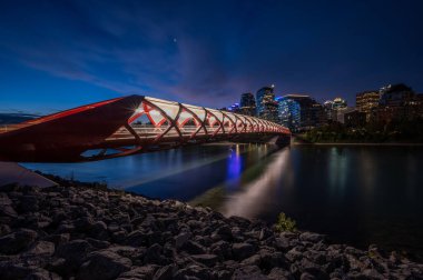 Gün doğumunda Calgary Alberta 'daki Bow Nehri üzerindeki yaya köprüsünün görüntüsü..