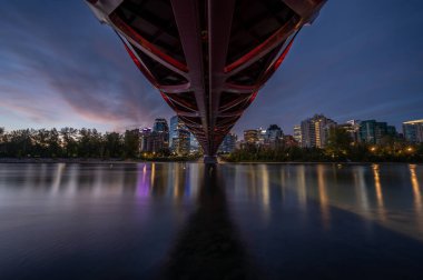 Gün doğumunda Calgary Alberta 'daki Bow Nehri üzerindeki yaya köprüsünün görüntüsü..