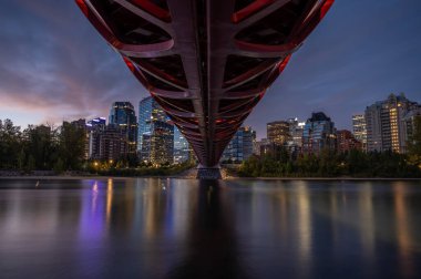 Gün doğumunda Calgary Alberta 'daki Bow Nehri üzerindeki yaya köprüsünün görüntüsü..